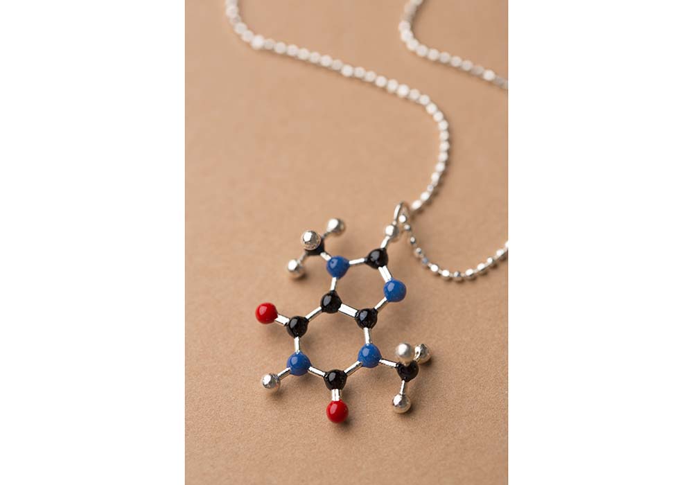 カカオ（テオブロミン）の分子構造をかたどったペンダント。カナダの２人組のクリエイターが作っているのを偶然発見して、サイトで販売している。屋号「c7h8n4o2」はカカオの化学記号。