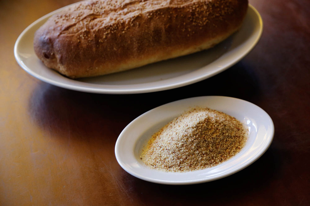 セモリナ粉入りゆえの乾いた硬さを持つパン粉が、香ばしくガリッと力強い食感の衣を作る。