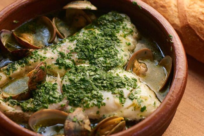 スペインの“ひと鍋”魚レシピ「タラのグリーンソース」