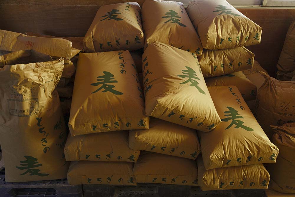 麦が保管されている倉庫内は、空気の循環をよくすることで麦の乾燥を保つと同時に虫の発生も防ぐ。