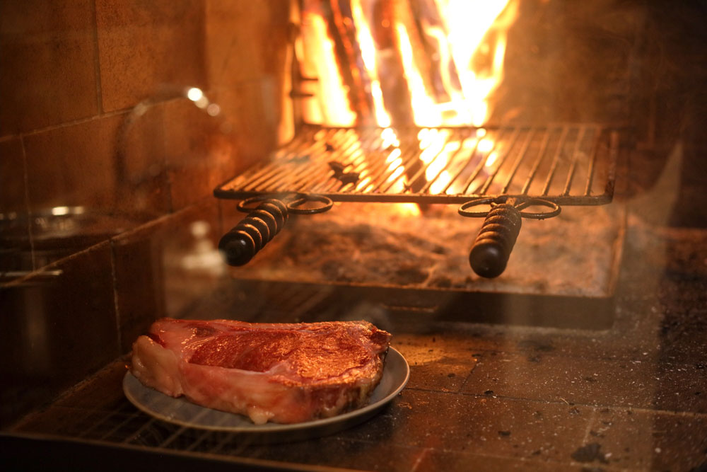 炉の手前に肉（鳥山牧場の黒毛和牛）を置いて、焼き始める前に温度を上げる。