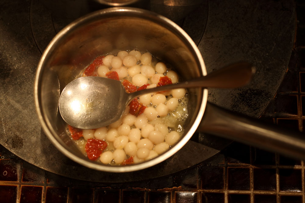 熱を無駄にしないために白インゲン豆を煮る。イタリア料理にとって白インゲン豆は欠かせない食材。丸い形状の白インゲン豆は群馬県の特産品でもある。