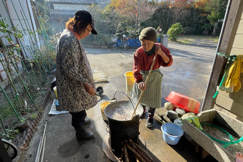 なまぐさこうこの数少ない作り手、齋藤節子さん（写真右）、高橋京子さん（写真左）。作業は全て屋外で。「家の中でなんかできねてー。捌くときは生臭いし、煮るときは発酵したにおいがするし、イワシの脂がギトギトして、全身染み込むんだて」と節子さん。