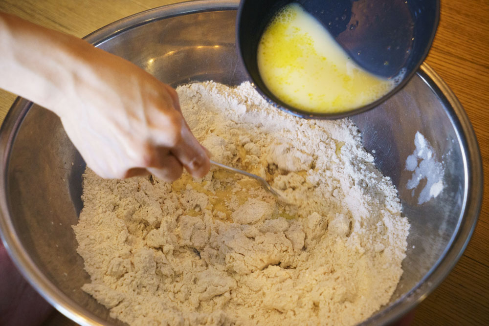 千葉県産の強力粉、北海道産の薄力粉、挽きたての全粒粉と塩を混ぜたところに、ぬるま湯で溶いた卵（農場産）とオリーブ油を少しずつ加えていきます。