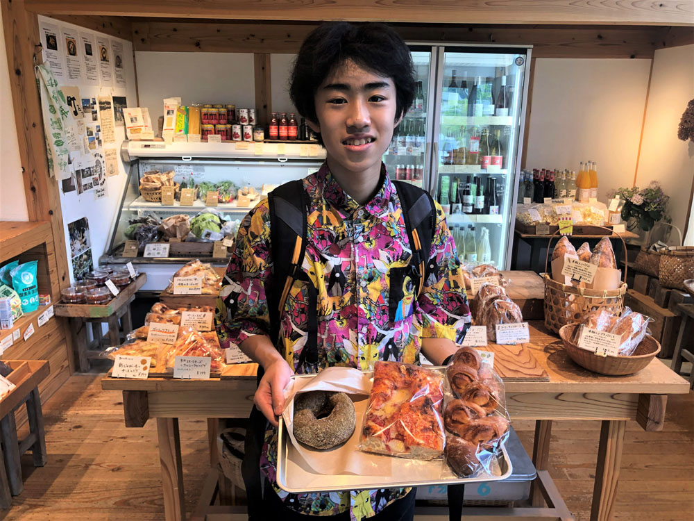 笹川さんの厨房がある「かまパン＆ストア」には、学校帰りの高専生が立ち寄り、おやつのパンを買っていく。育ち盛りの彼らにとって、パンは楽しみであり、栄養源だ。 photo by Food Hub Project