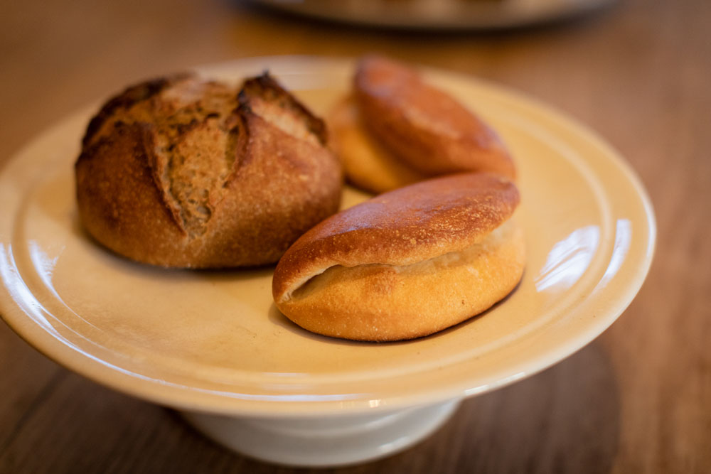 久保田さんの給食パンは、約40年を経て、素材のあるべき姿へ、畑の景色を映し出すパンへとシフトした。
