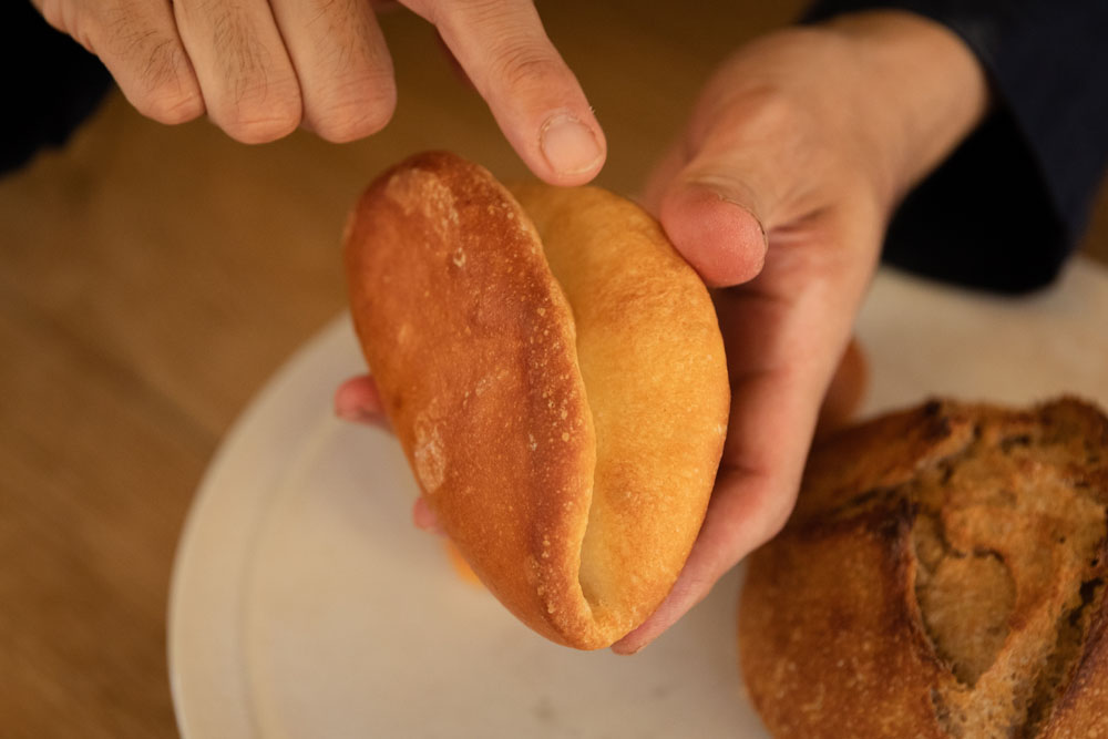 これが、久保田さんが「くちびるパン」と命名したパン。撮影用に久保田さんに特別に焼いてもらった。