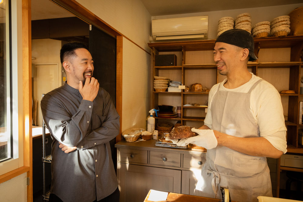 笹川さんは対談の翌日、「クロフトベーカリー」の厨房に入って、久保田さんのパン作りを研修。職人同士、技術や知識の交換をする。