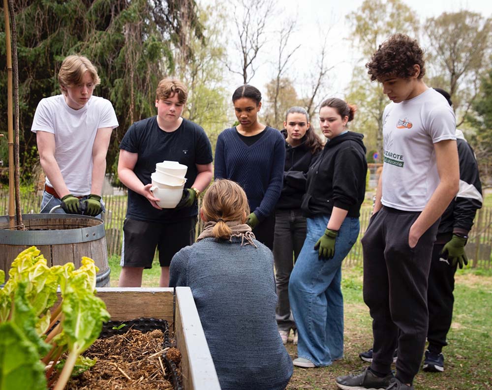 （写真）栽培教室の様子。若い世代は保育園や学校で環境の勉強をしてきたので、気候変動への意識が高く、家庭菜園に関心を持つのは自然な流れ。