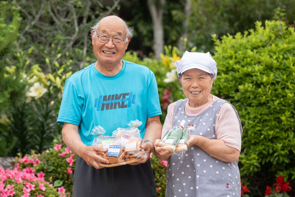 300年続く農家の10代目となる根本孝さんと由美子さん。米作りの傍ら、孝さんはおかきと味噌を、由美子さんは「つきぬき餅」と赤飯を作り、道の駅に出荷している。