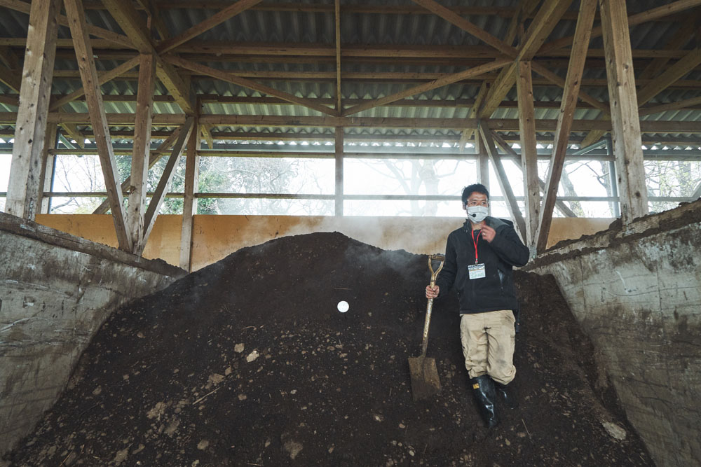 堆肥舎には、牛糞のブースと鶏糞のブースがあって、別々に堆肥化されています。糞は大切な資源。これらが畑の土づくりに活かされます。