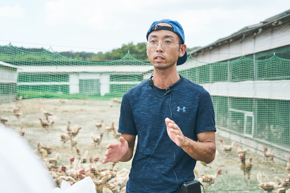 養鶏担当の松村さんは「息をするのと同じくらい、鶏と暮らすのが当たり前」という、養鶏のために生まれてきたような人物。