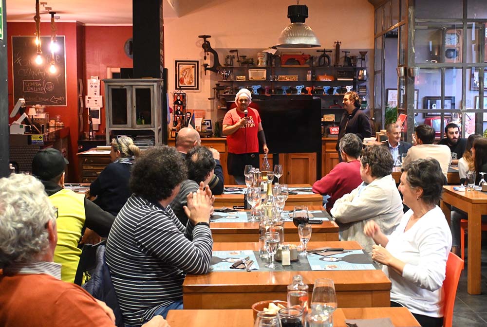 （写真）トリノ市内の人気レストラン、オステリア数軒が「ユース＆フードのフレンド・レストラン」というコミュニティを形成し、移民青年たちを受け入れた。プロジェクト終了ディナー会では、一般客が彼らの作ったイタリア料理と出身地の郷土料理を味わった。