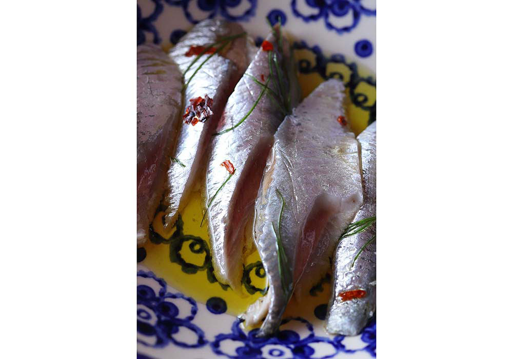 混ぜて、かけて、待つというダイナミックな作り方のナポリ流マリネは、サンマなど他の青魚にも応用できる。