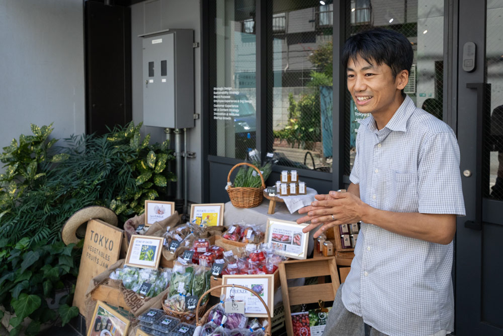 奈良山園の野崎林太郎さん。約３haの農地を管理し、地元の学校給食にも野菜を卸している。