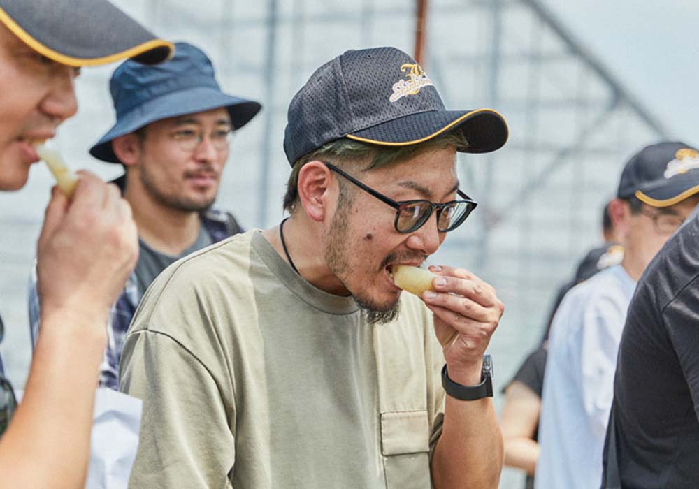 神奈川・川崎「slash川崎」の和田裕希シェフ（中央）