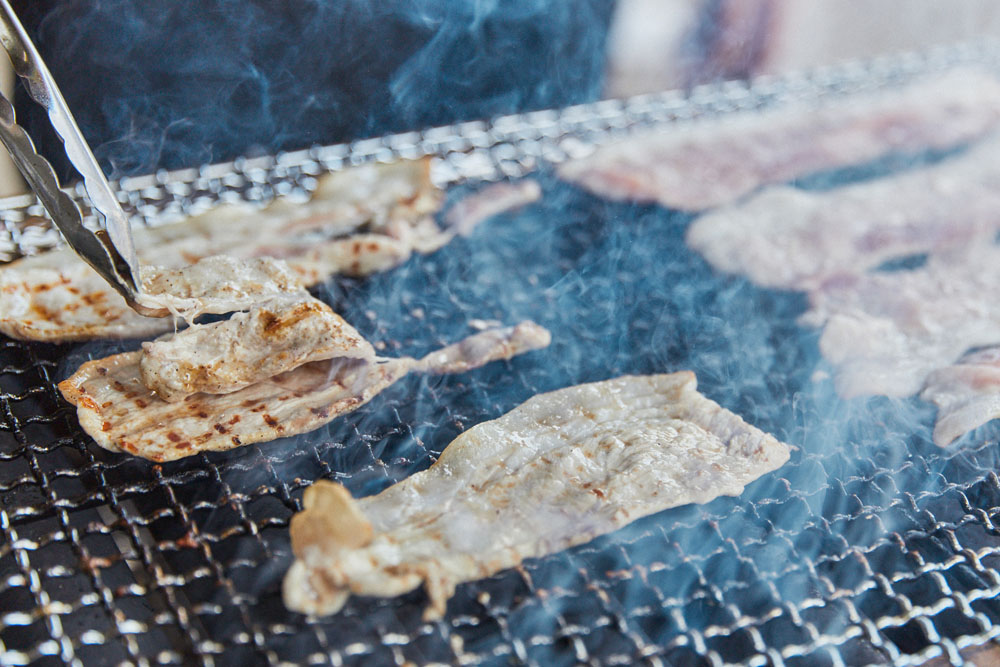 バラ肉とモモ肉を試食。「柏ノ木」柏寛士シェフが手際よく全員分の肉を焼いてくれた。