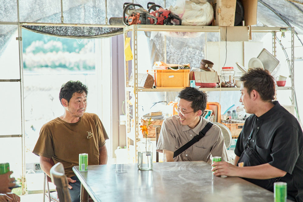 東京・銀座「トワヴィサージュ」國長亮平シェフ（中央）と大橋さん（左）。仕事に向き合う姿勢やスタッフとのコミュニケーションなど、農業と飲食業で共通の話題は多い。