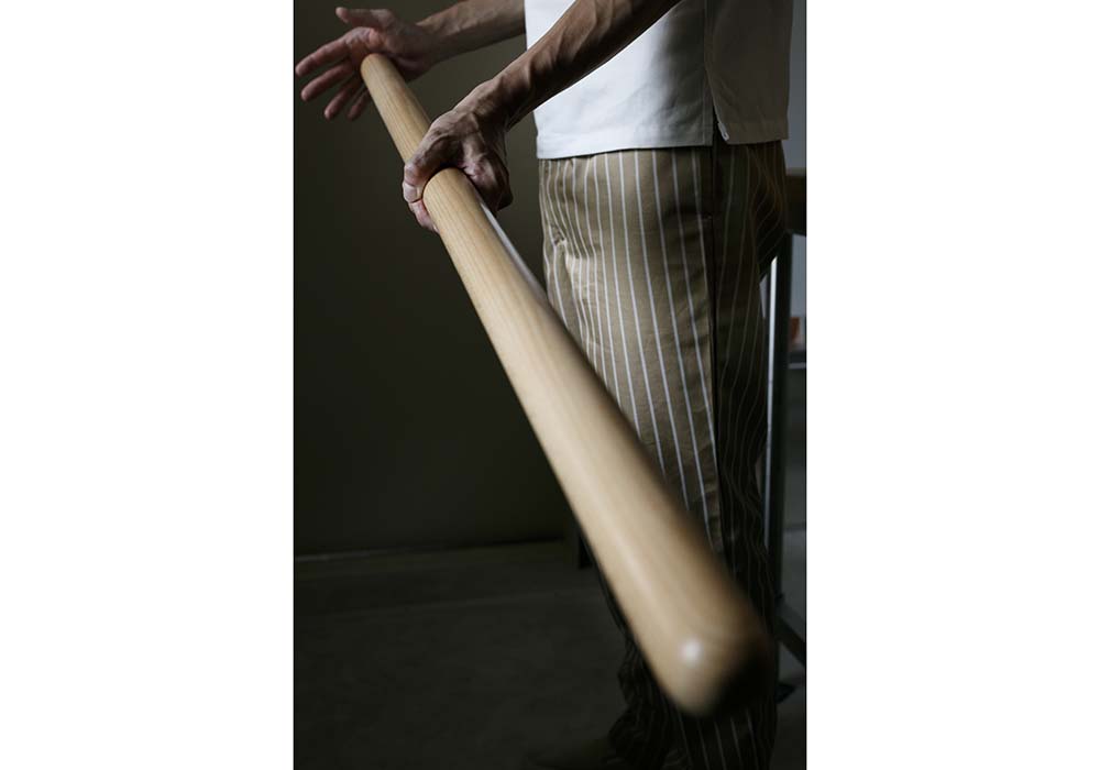 愛用する麺棒は「麺棒界のフェラーリ」といわれ、ボローニャでは数年待たないと手に入らないもの。直径４cm、長さ120cm。10年使い続けてもへたれない。