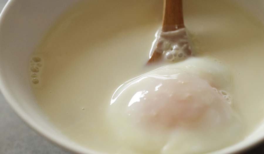 火も鍋も使わず２分で完成「豆乳と落とし卵のスープ」