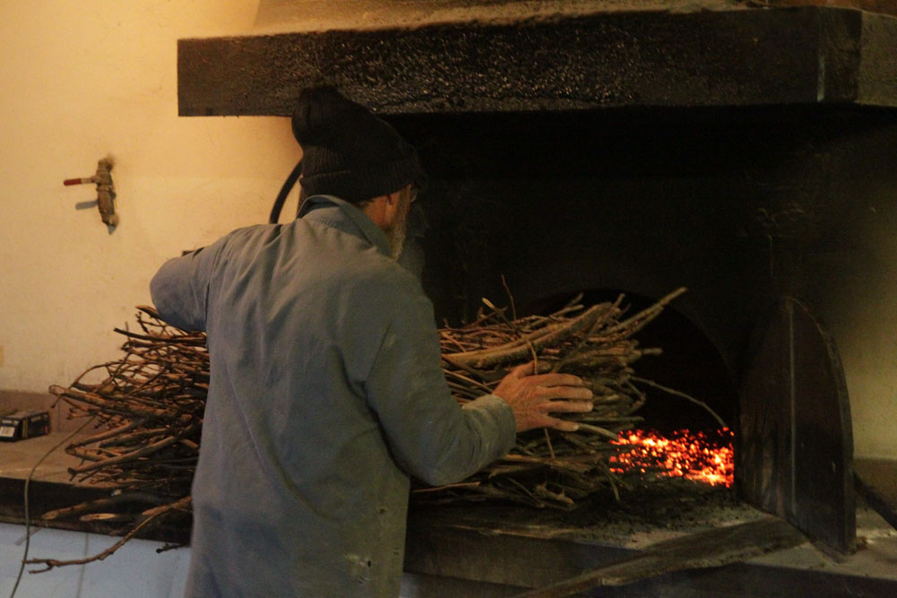 薪でなく、小枝を集めた柴を燃料に使うのがセルジュの流儀。週に４度、300個以上のパンを焼くための柴は、特定の農夫に集めてもらう。