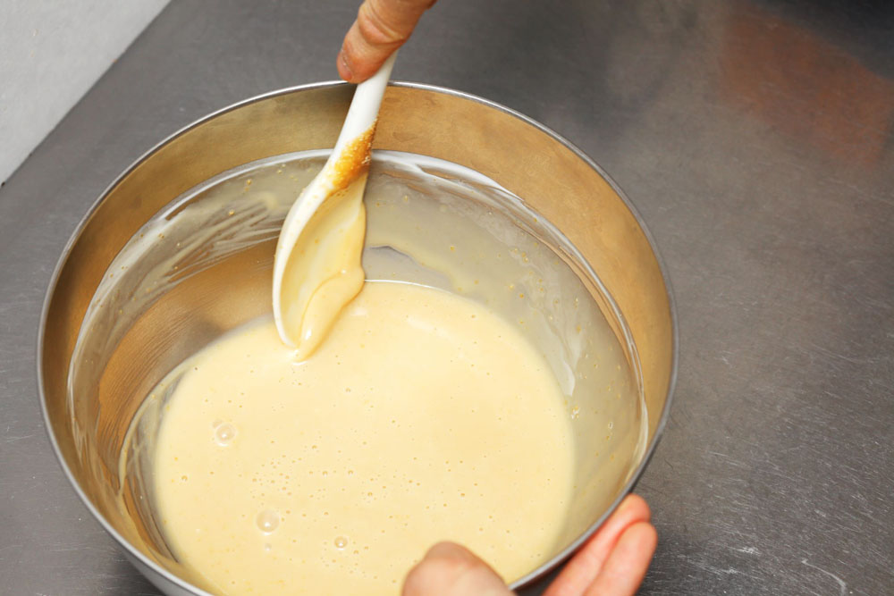 ボウルにヨーグルトを入れてゴムベラで滑らかになるまで混ぜ、てんさい糖を数回に分けて加え、全体を混ぜる。