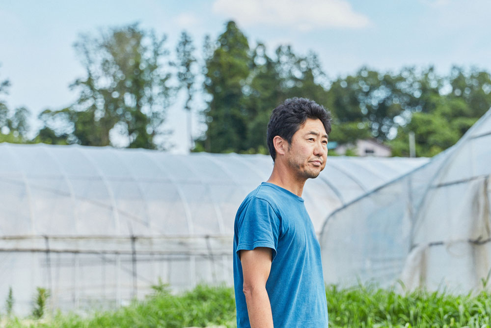「農業をする上では、自然の仕組みを理解することが大切」と大橋さん。サーフィンに行きやすいのも茨城県に移住した理由の一つ。