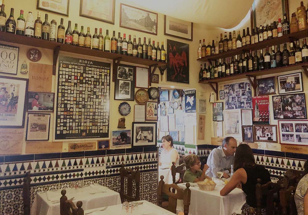（写真）夏は１カ月間休業する飲食店が多い中、マドリード市内ビジネス街近くで、８月も定食を出す「エル・キント・ビノ」。アンダルシア風の店内には350銘柄を超えるワインが。