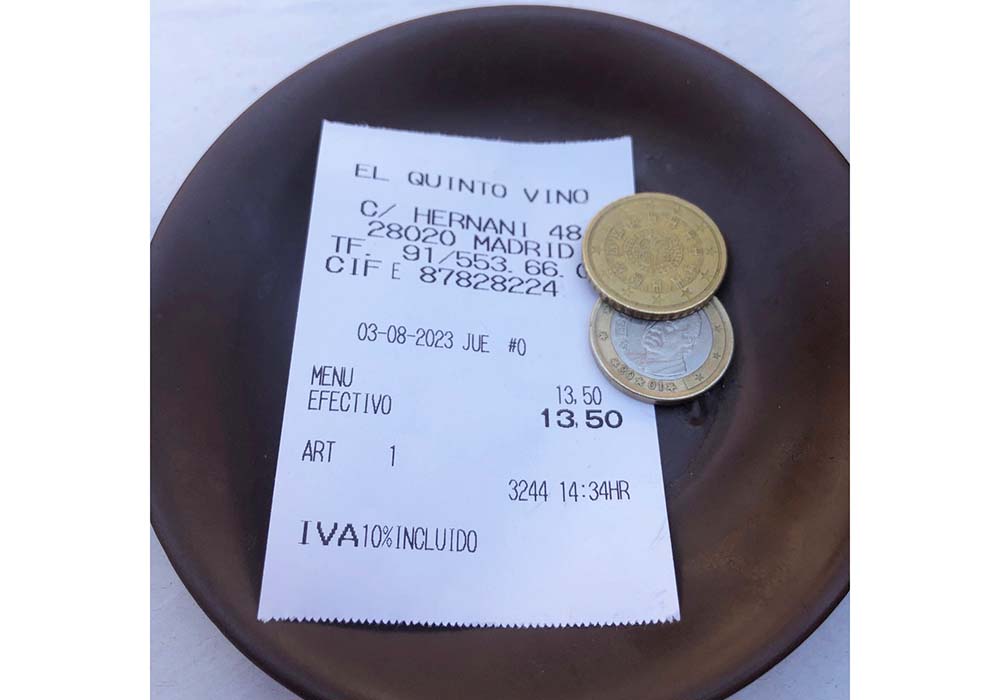 （写真）「エル・キント・ビノ」の昼定食は13.50ユーロ。シンプルな伝統料理、２人分もあろうかというボリュームたっぷりの昼定食が人気のサラリーマンの味方。