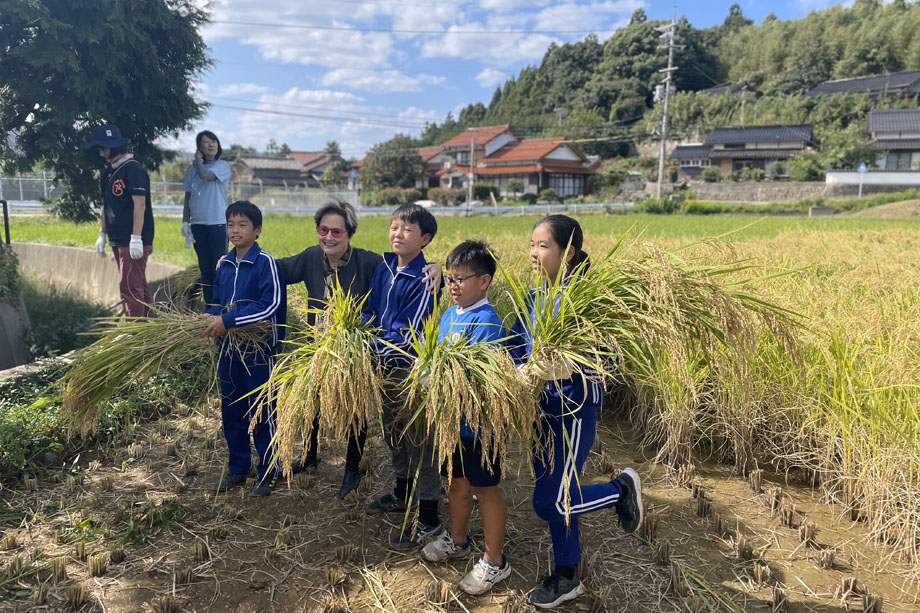 海士町の小学生と一緒にもち米を収穫。「子供たちの中に農家に対する静かな尊敬の気持ちがあるのを感じて、とても美しいと思った」とアリス。