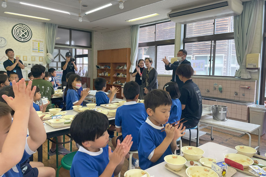 小学校では給食を体験。海士町では地産地食の給食を目指して、できる限り地元産の食材を使っている。