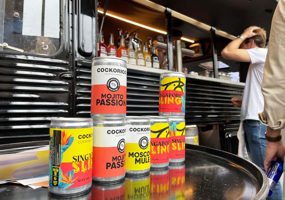 （写真）「COCKORICO」のポップなプレミックス・カクテル缶はお土産にぴったり。試飲用にはフードトラックからタップで提供していた。