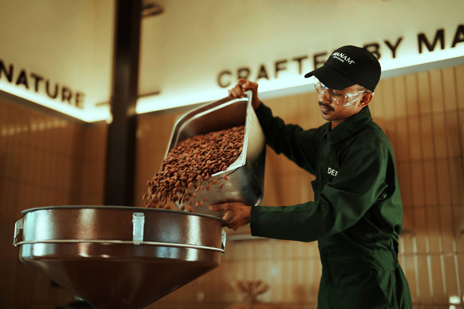 （写真）ローストする様子。カカオ豆の加工は、インドの伝統と大量生産型チョコレート製造の技術をミックスしている。例えば、粗めに砕いたカカオニブを、南インドの朝食の定番であるイドゥリ生地用のウェットグラインダーで120時間かけてゆっくり磨砕し、通常は業務用で使用されることが多いイタリア製のボールミルで、粒度20マイクロメートル以下のスムースなテクスチャーに仕上げていく。そもそも、クラフトチョコレートの世界的な活性化は、2000年代、アメリカに移住したインド人夫婦がCocoatown社を設立し、ウェットグラインダーを改造した摩砕機を開発、小規模工房向けに売り出したことも大きい。photo by Siddharth Govindan