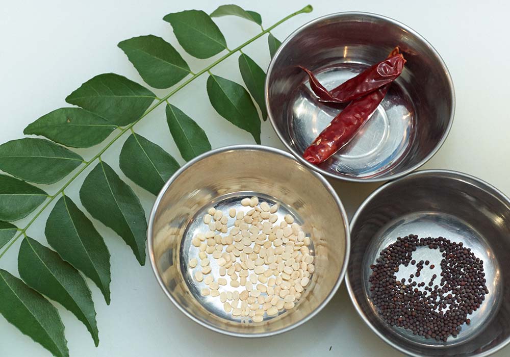 マスタードシード＋唐辛子＋ウラドダール＋カレーリーフで南インドの香りが出現。油に香りを移して使う。