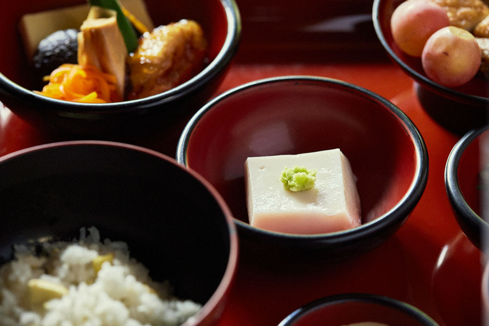 胡麻豆腐は時に落花生やクルミ、枝豆を加えてアレンジすることも。