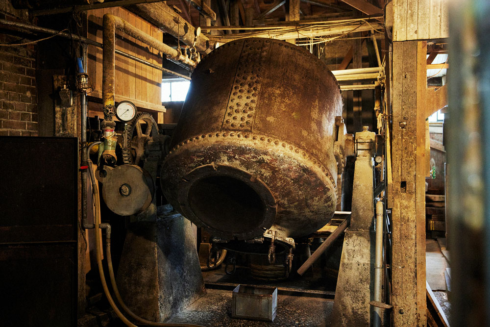 大豆を蒸す巨大な蒸し窯。今も地下水を汲み上げて使用している。機械は60年以上も使い続けるものばかり