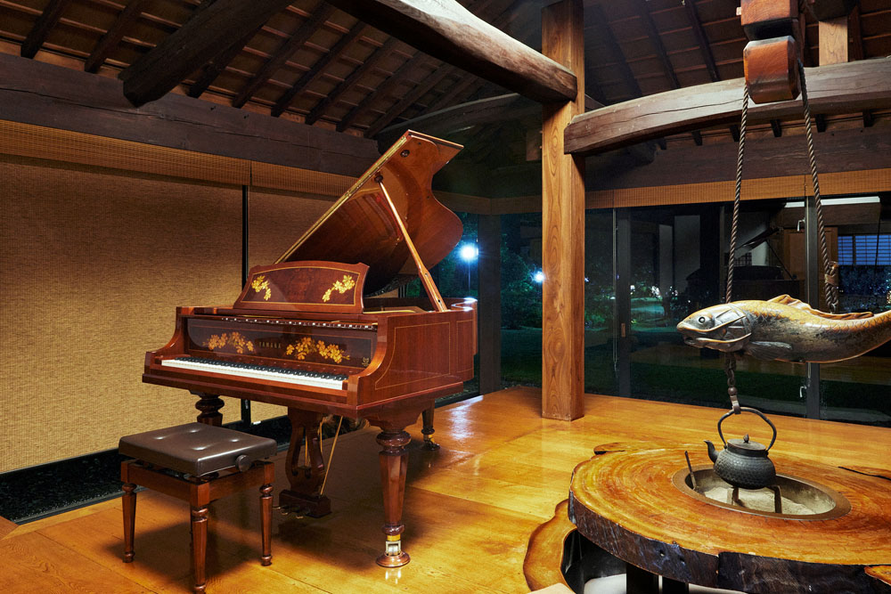 宿泊者限定のオーディオ鑑賞ラウンジにある、ヤマハピアノ製造100周年の記念モデルの美しいグランドピアノ。利用できるのは宿泊客のみ。事前予約制で一組２時間まで。
