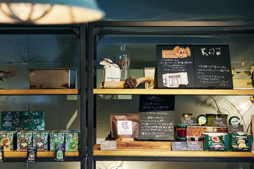 店内の一角にはコラボレーションするヴィーガン焼き菓子店や紅茶ブランド、植物性の携帯食品などのアイテムも並べる。
