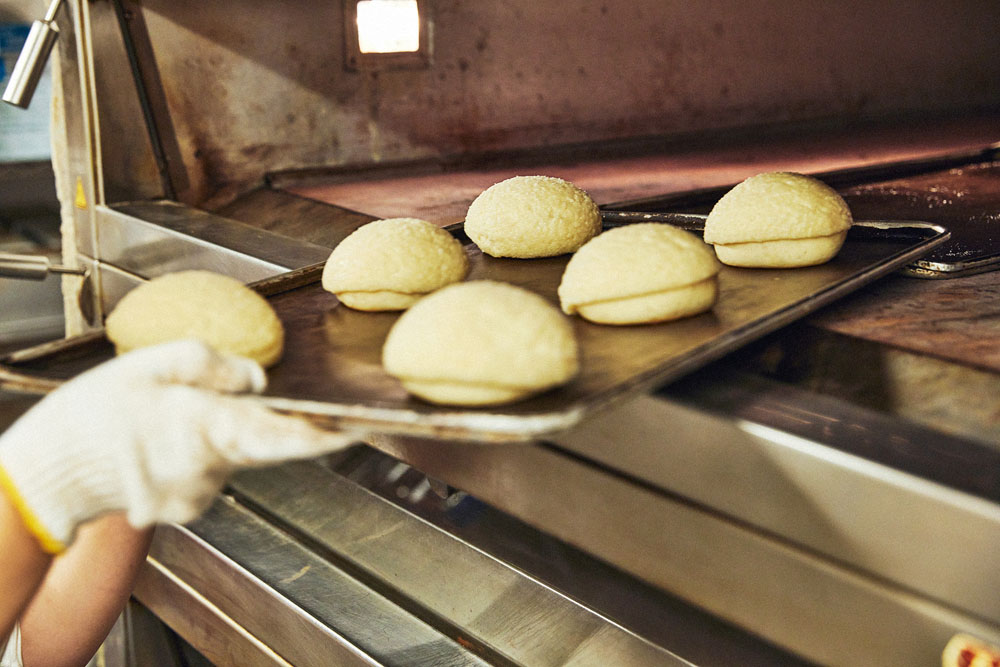 焼き上がり。焼成中に、クッキー生地がパンの表面全体を包んで覆う。