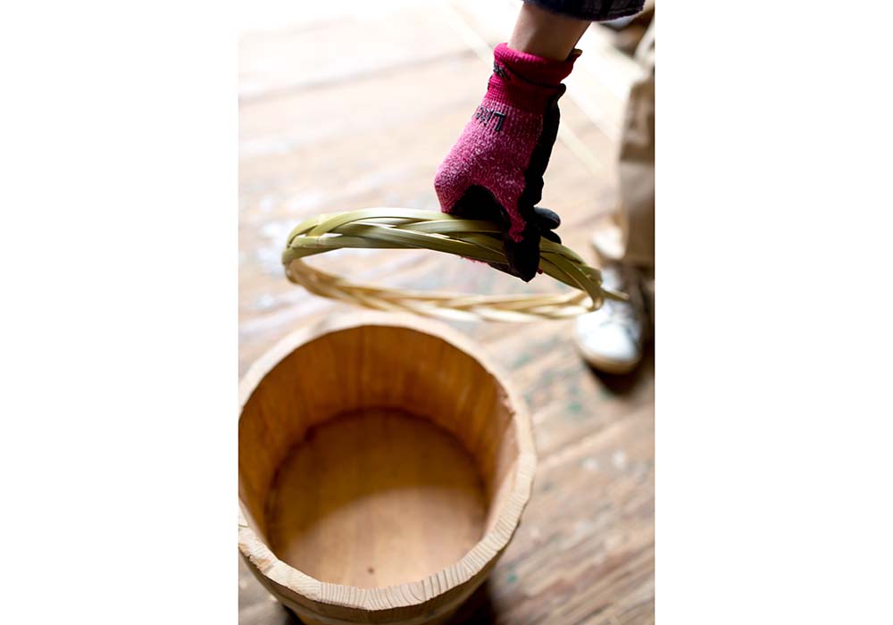 ４ｍもの竹がこのような箍（たが）に。右上の仕込み桶の箍には15ｍもの竹が使われる。