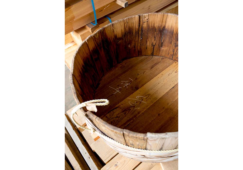 日本酒桶から味噌樽、醤油桶まで全国から様々な桶樽が修繕に集まってくる。これは京都・一休寺納豆の仕込み桶。また、木桶醸造復権に伴い、麹蓋や半切桶などの注文も増加。