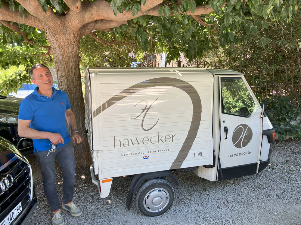 南仏アヴィニヨン近くの町シャトールナールに店を構えるフレデリック・アヴェッカーは、こんな小さな配達車でお出迎え。欧州は環境に負荷をかけない意識が浸透している。