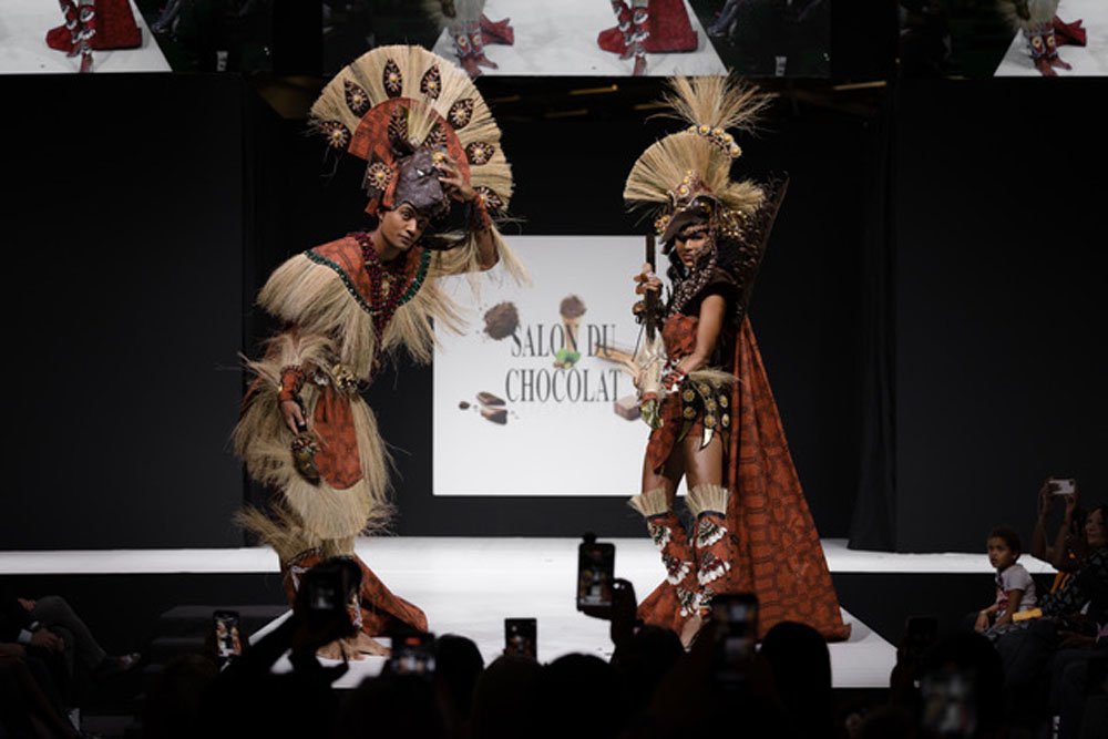 ©Thomas Raffoux カカオ生産国の活躍が目覚ましい。2022年のパリのサロン・デュ・ショコラ前夜祭のチョコレートの衣装のショーでは、ペルーのファッションデザイナーRicardo Davila CherresとHugo & Victor のHugues Pougetがコラボでクリエイション。