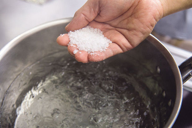 ４Ｌの湯を沸かし、粗塩を加える。