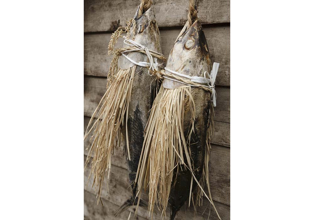 「潮カツオ」は内臓を取り除き、塩を詰めて乾燥させたものでその歴史は1300年前に遡る。カツオ節よりも歴史は古く、スローフード協会の「味の方舟」にも登録されている。