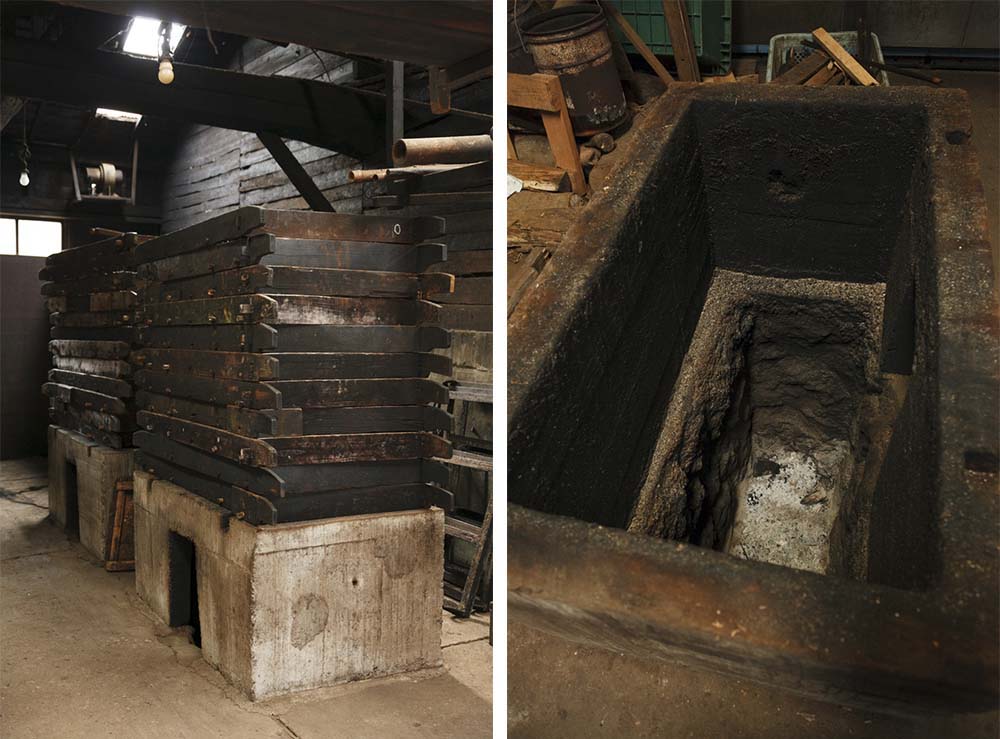 手火山式焙乾製法の設備。深く掘った炉に薪をくべ、およそ120～130℃で燻しながら乾かす。この後、80℃以下の低温の焙乾室へ。ここでも薪の熱で乾かす。
