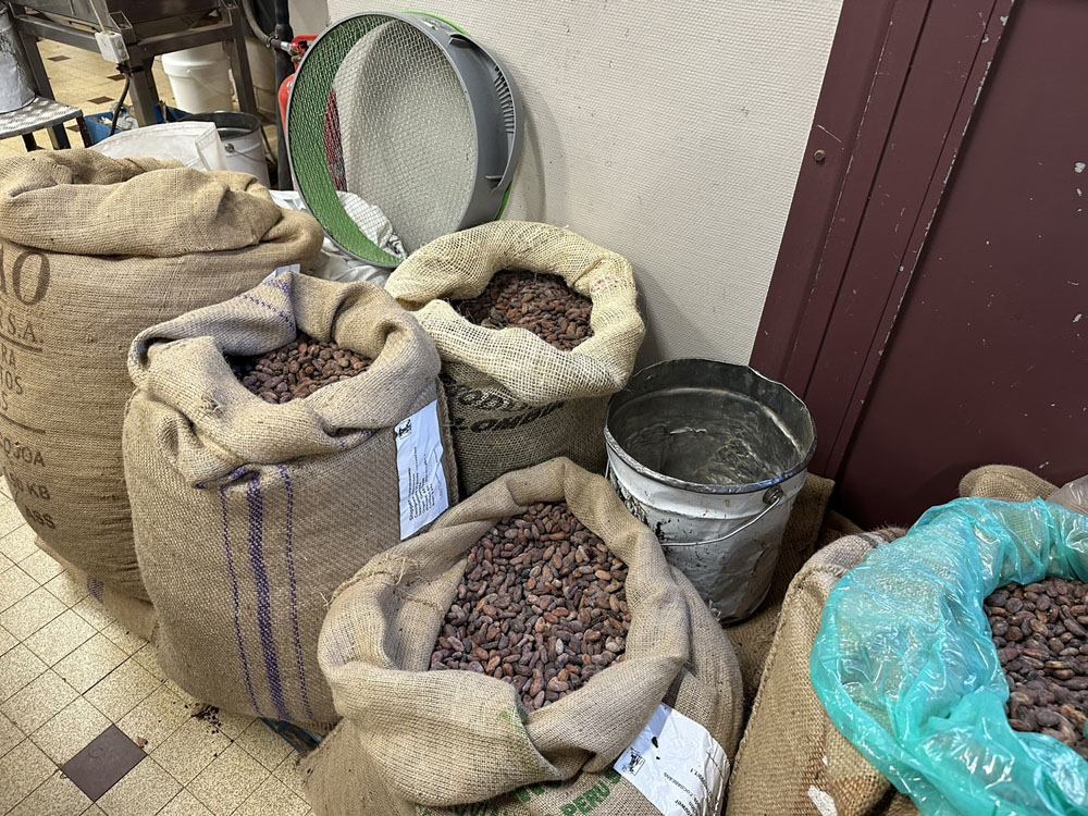 カカオ豆から手掛けるショコラトリーとしては別格の歴史を誇るリヨンの「ベルナシオン」で。三代目のフィリップ・ベルナシオンが伝統を守る。