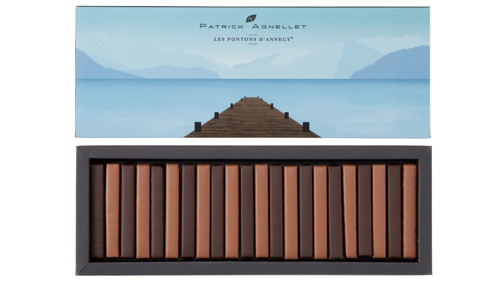 「パトリック・アニヨレ」の新作は、地元アヌシーの景色を描き出したボックス入り。湖にかかる桟橋をイメージしたショコラが詰まっている。 レ　ポントン　ド　アヌシー（１箱）￥5,940　原産国：フランス　WEB販売あり ※店頭販売は「Part２」の会期中のみ