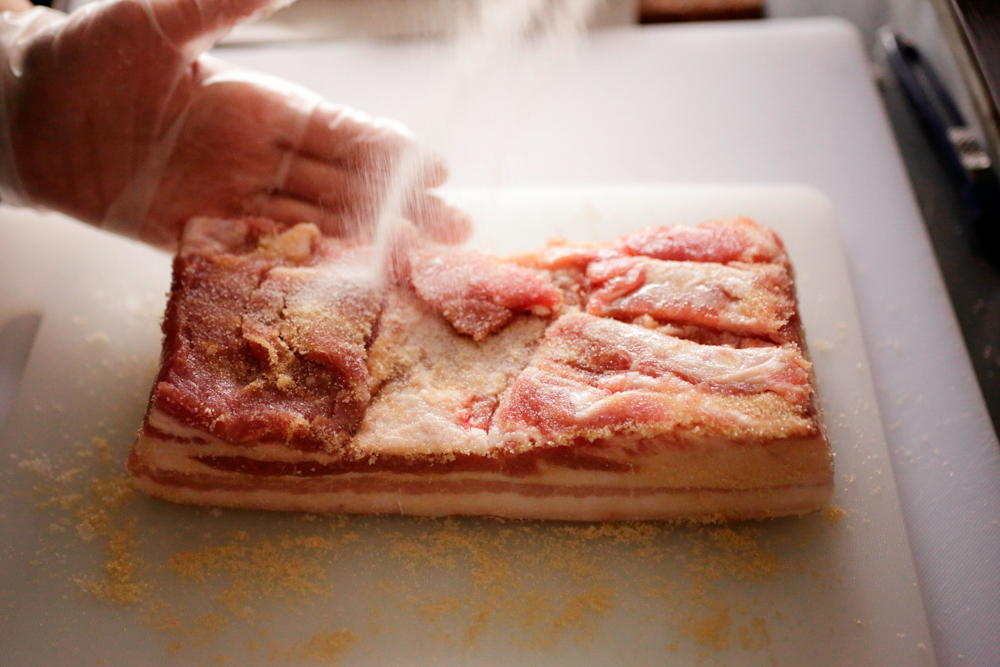 塩を肉の表、裏、側面にふりかけ、手で押さえてよく馴染ませる。