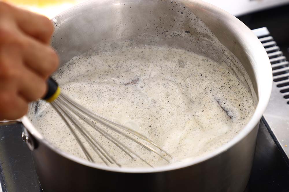 常識破りのアングレーズの高温炊き。アングレーズも卵の加熱時間を最小限にしたいので、牛乳を豪快に沸かし、卵を加えてからさらに高温で豪快に加熱しながら超短時間で炊く。